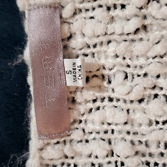 Temt Small white with sparkles sweater. - Picture 2 of 5